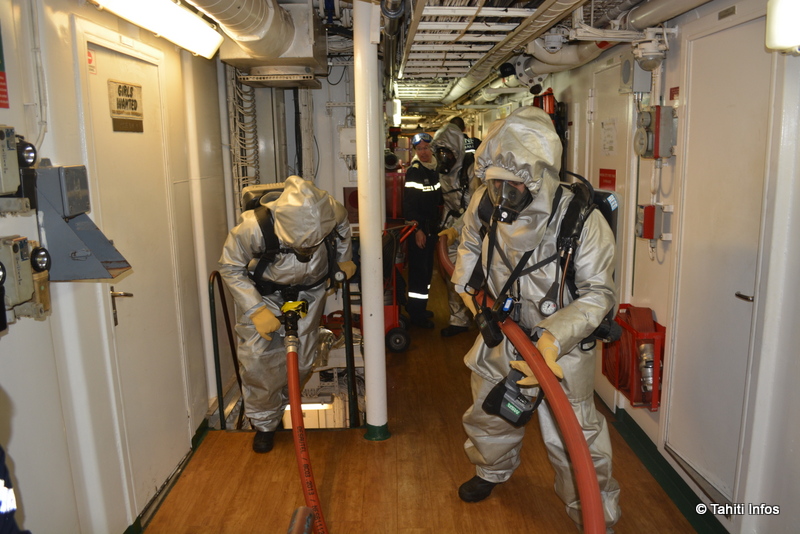 Le temps à bord n'est jamais oisif. Ici un exercice incendie mobilisant une grande partie de l'équipage, puisque tout le monde à bord est marin-pompier.