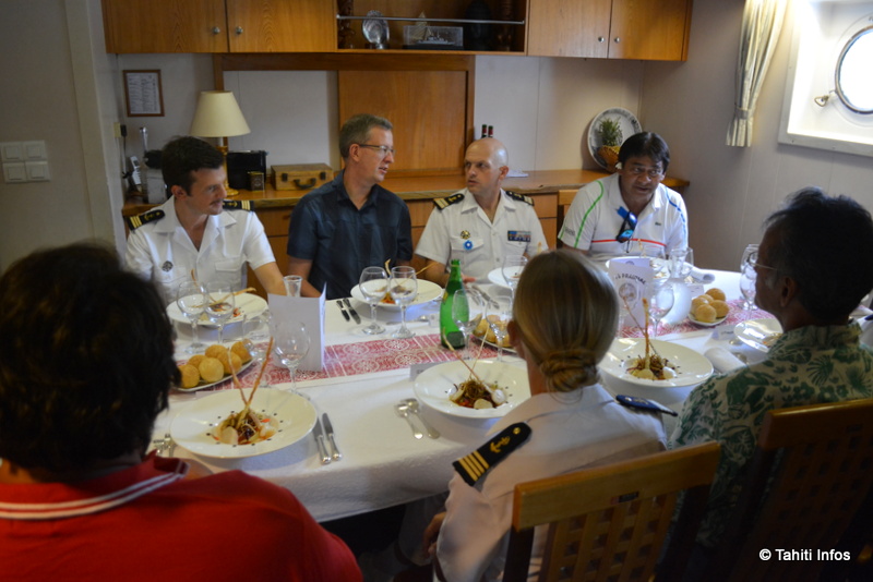 Avec des cuisiniers et des maîtres d'hôtel, le Prairial peut assurer des missions diplomatiques et recevoir des personnalités officielles. Ici les dignitaires de Nuku Hiva.