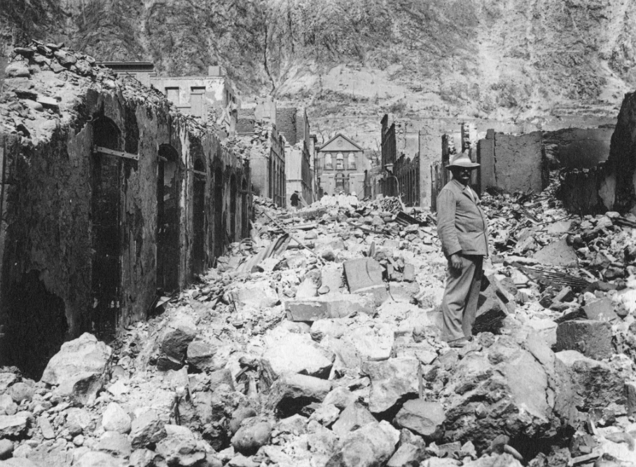 L’éruption de la Montagne Pelée, à la Martinique en 1902, fit près de trente mille morts et quasiment autant de sans-abri. Le gouverneur Petit espérait repeupler les Marquises avec certains d’entre eux.