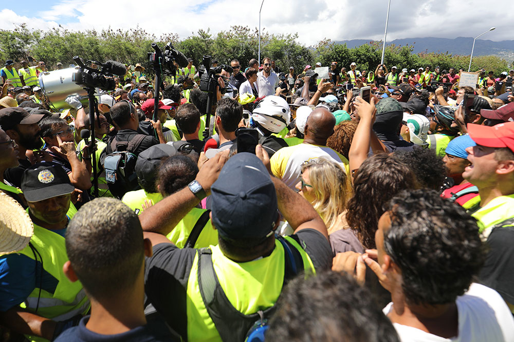 La Réunion: la ministre exfiltrée d'une rencontre tendue avec des "gilets jaunes"