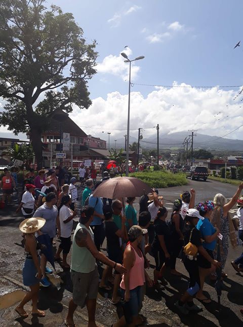 Plus de 300 habitants de la Presqu'île ont marché pour montrer leur opposition face au projet de porcherie à Taravao.
