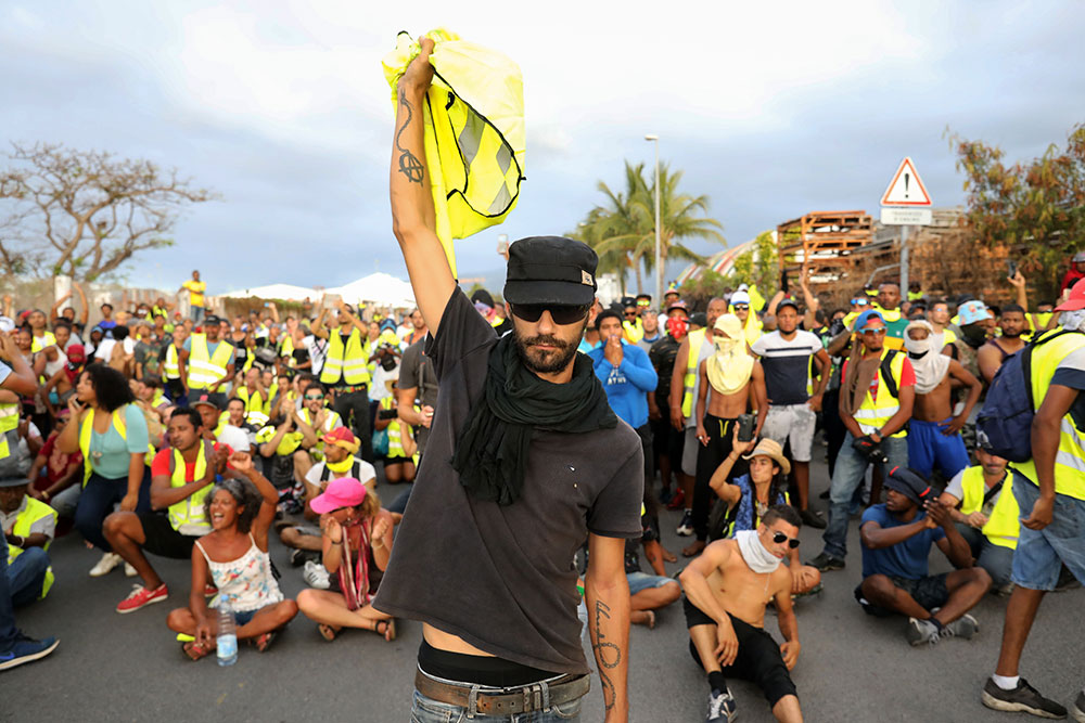 "Gilets jaunes" à La Réunion: affrontements autour du barrage du Grand port maritime