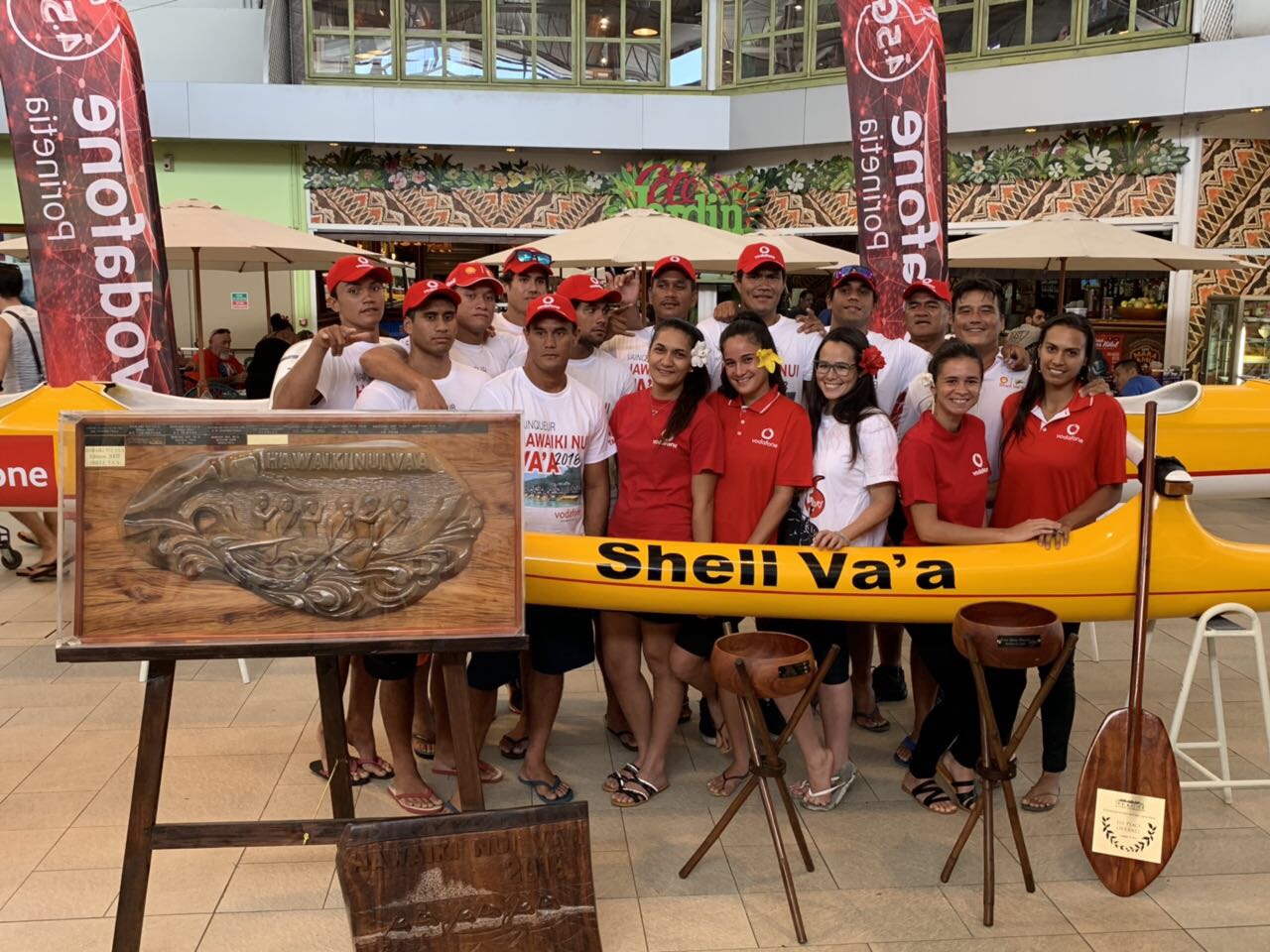 Shell Va'a en séance de dédicaces à la boutique Vodafone de Punaauia