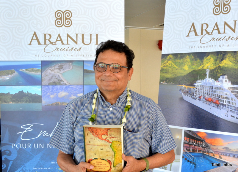 L'écrivain Ernesto Pinto-Bazurco Rittler avec son livre "Isabel de los Mares, primera embajadora de América" dont il parlera lors d'une conférence sur la croisère de l'Aranui vers les Marquises.