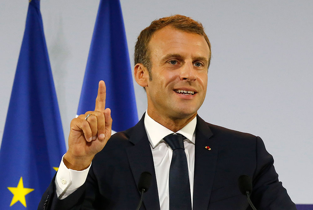 "Gilets jaunes": Macron demande aux partis et syndicats de lancer un appel "clair et explicite au calme"