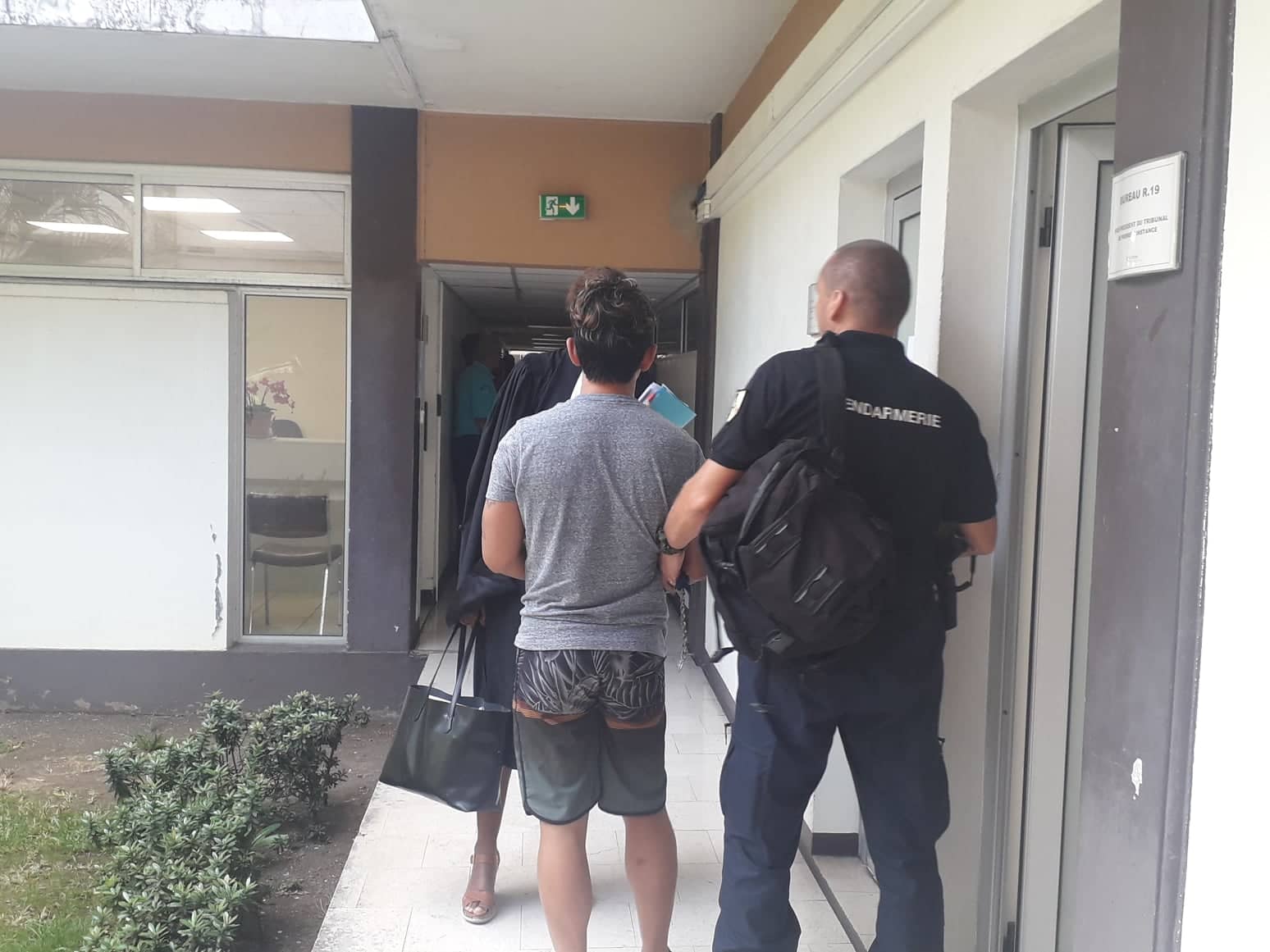 Parmi ces six individus, un individu a été mis en examen pour « violences volontaires » et « séquestration ».