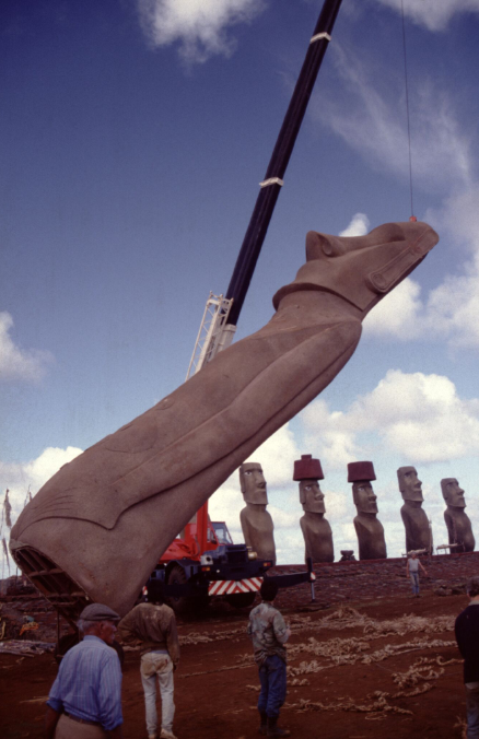 Le mystère du redressement des statues géantes a été résolu par Hollywood ; une grue japonaise et le tour est joué !