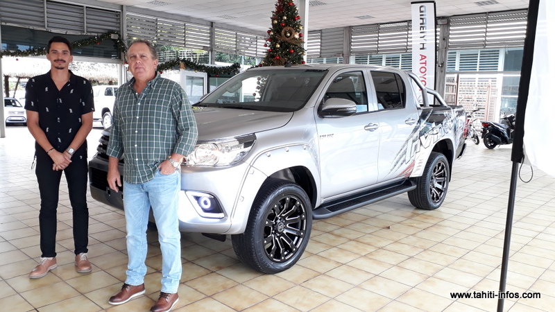 Lionel Foissac, le directeur de Nippon Automoto et Narii Jr. Faugerat, jeudi lors de la présentation publique du Hilux Invincible au show-room de Mamao.