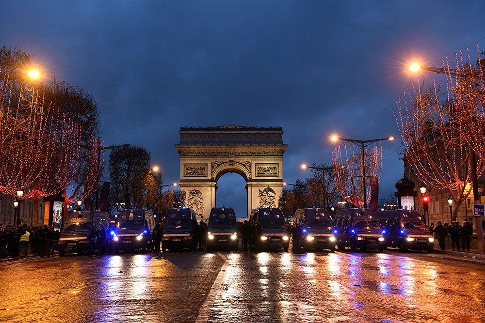 "Gilets jaunes": des heurts à Paris et en province, Philippe veut "retisser l'unité nationale"