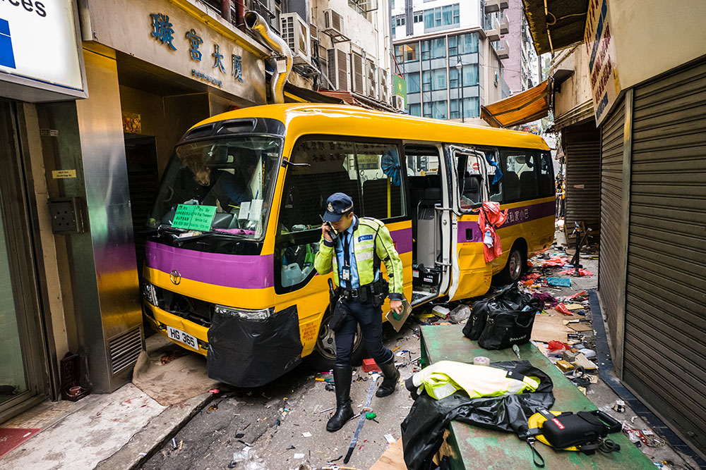 Hong Kong: un bus monte sur un trottoir bondé, 4 morts