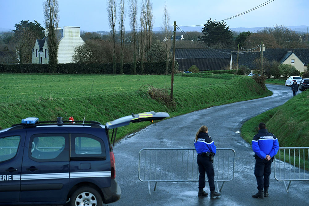 Finistère: une femme et ses deux enfants morts étouffés, probablement par le père