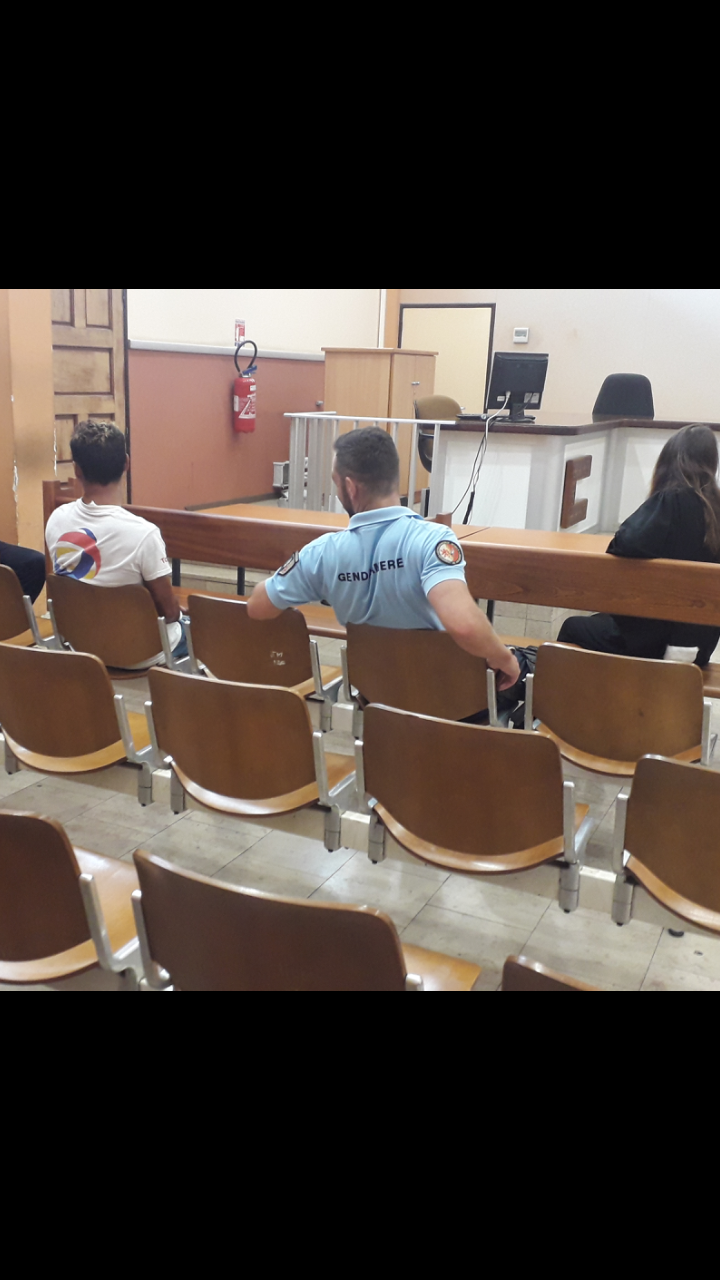 Ivre, il menace sa famille avec un harpon