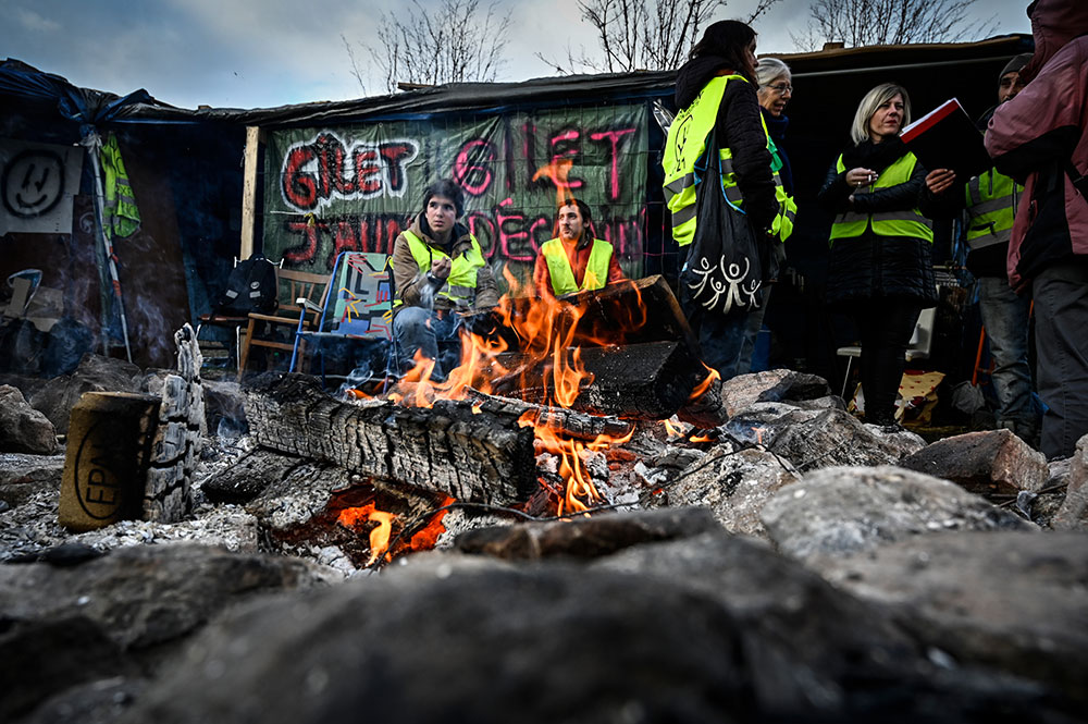 Malgré les annonces de Macron, la mobilisation des "gilets jaunes" risque de se poursuivre