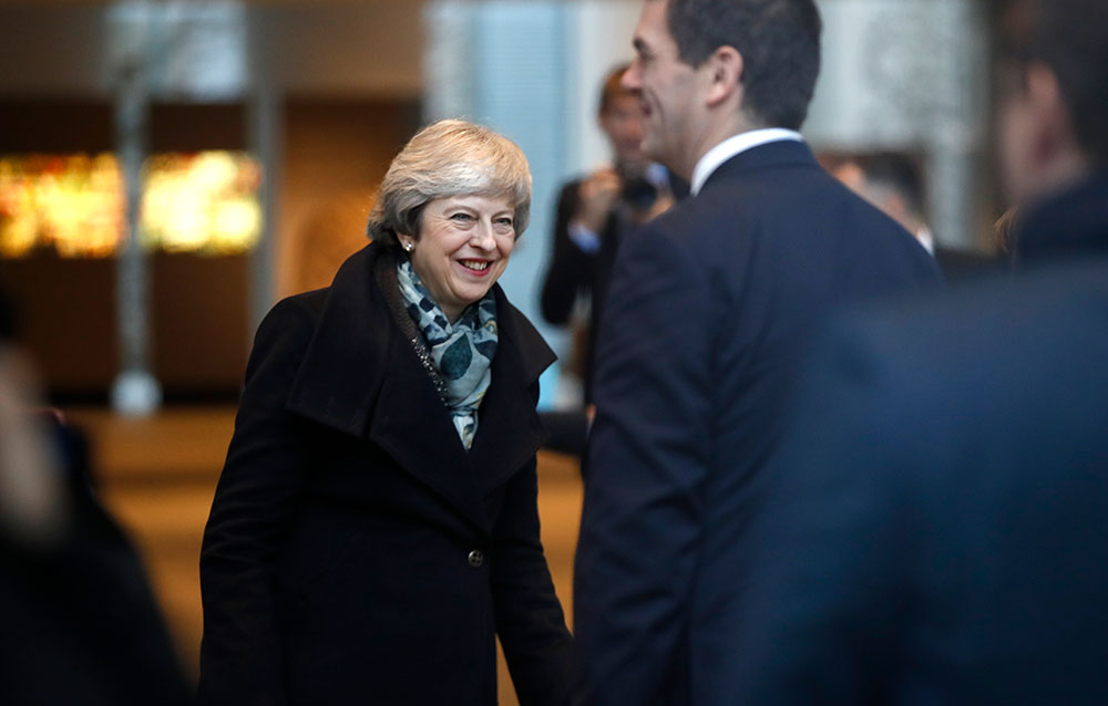 Brexit : Theresa May tente d'arracher des concessions des Européens