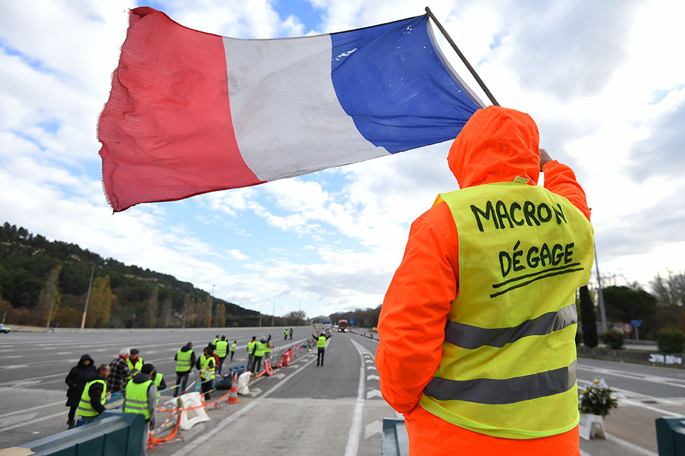 "Si on arrête là, on a tout perdu!": sur un péage de Provence, des "gilets jaunes" veulent durer