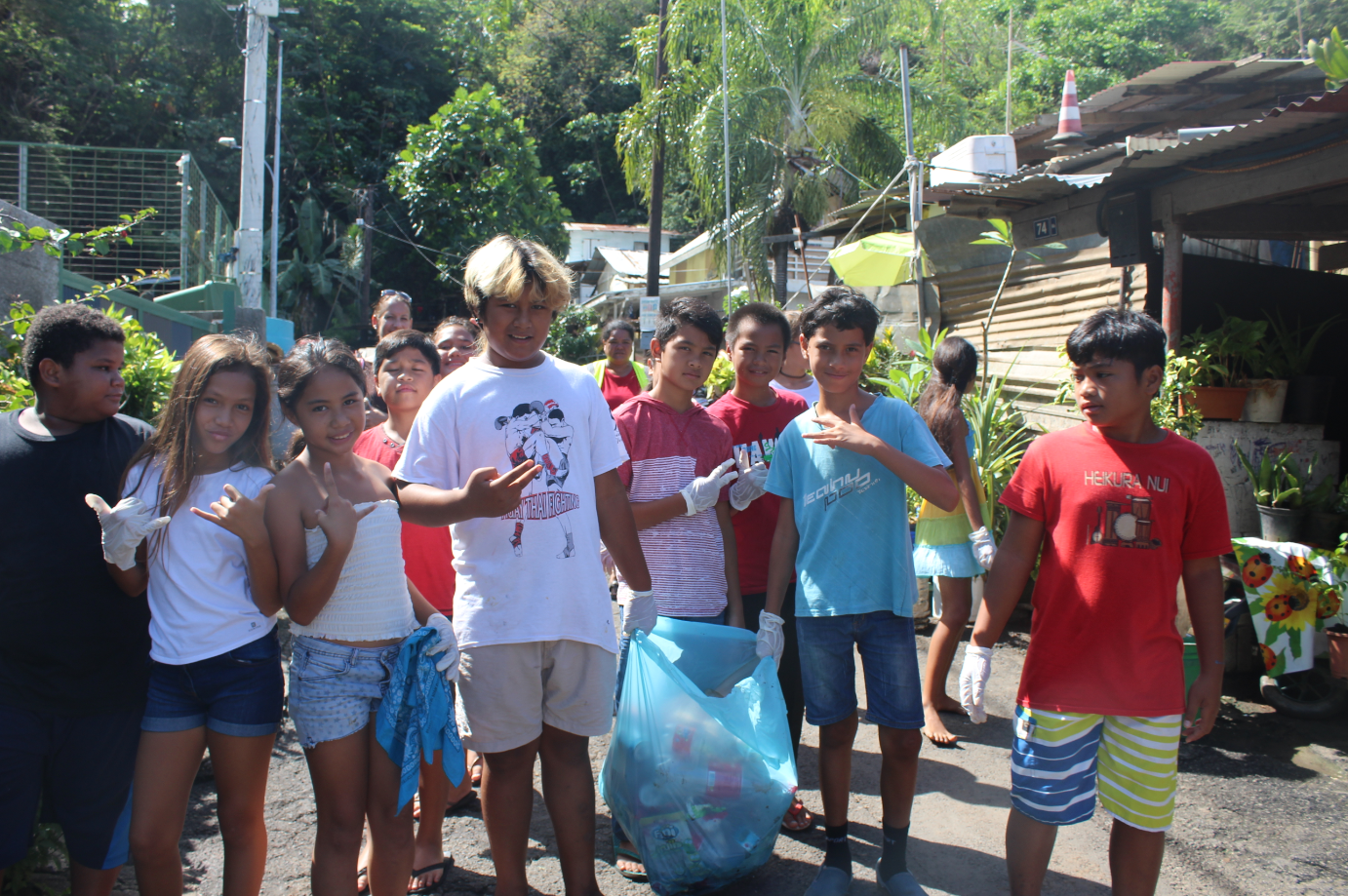 Les enfants ont arpenté les alentours de l'école Mamao pour ramasser les déchets.