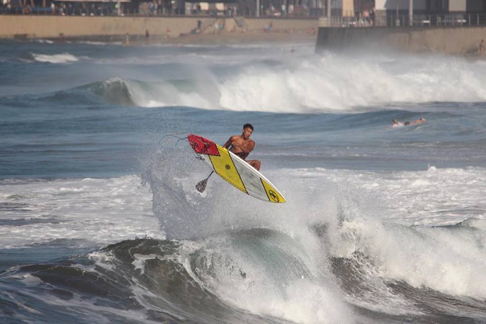 Les figures aériennes commencent également à faire leur apparition en sup surf © Angelo Jr Freda