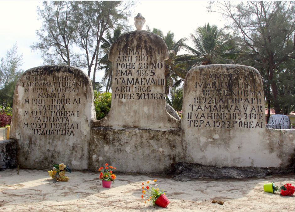 Le plus célèbre ensemble funéraire de Rimatara, la tombe de quatre souverains de la dynastie des Tamaeva, la dernière reine étant décédée en 1923.