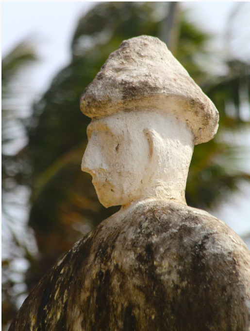 Belle sculpture sur le tombeau royal des Tamaeava, le roi ou la reine étant coiffé d’un chapeau non identifié.