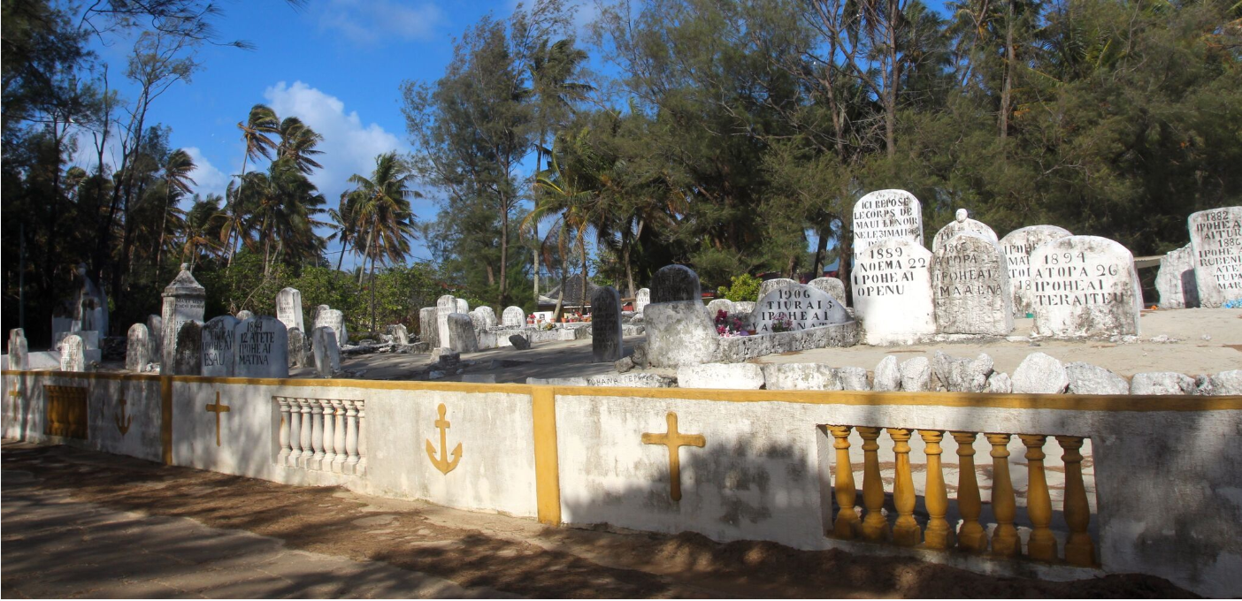 Le cimetière de Amaru a un charme fou ; juste en face du Pacifique.
