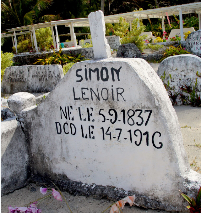 La tombe de Simon Lenoir avec un « DCD » digne de nos SMS modernes.