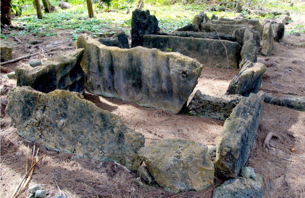 On voit bien que les pierres du marae ont été recyclées pour faire des tombes à Irirua.