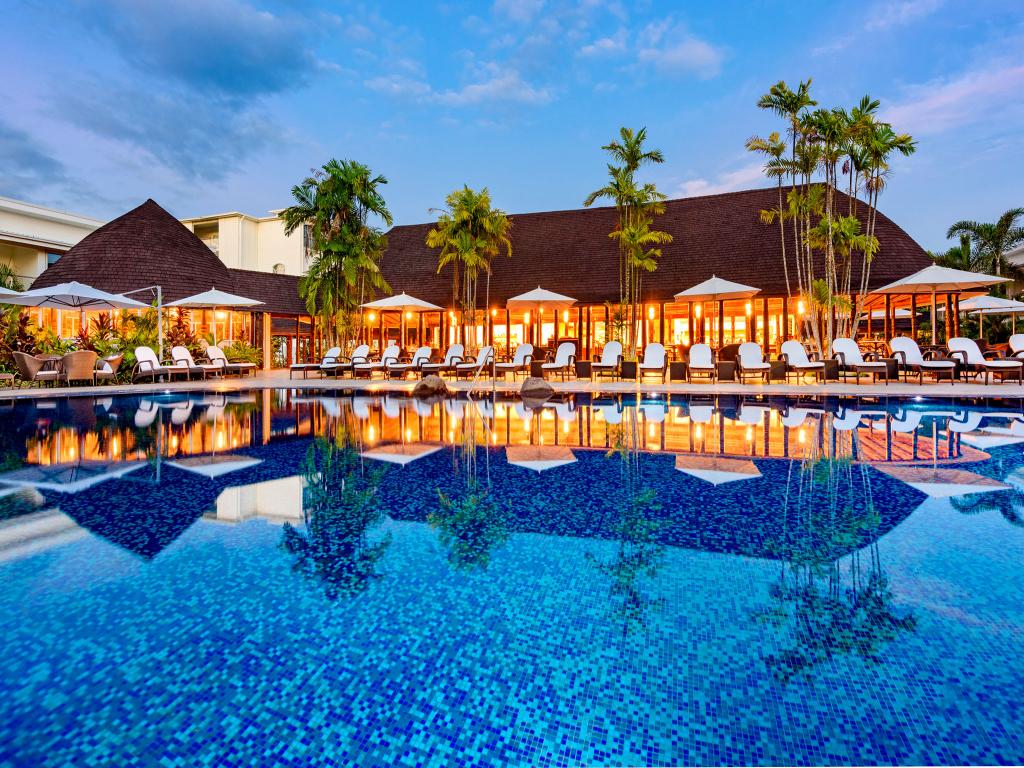 Le Sheraton Samoa Aggie Greys Hotel and Bungalows Apia avait été reconstruit grâce à un prêt de 2 milliards Fcfp du gouvernement samoan, qui n'a jamais été totalement remboursé.