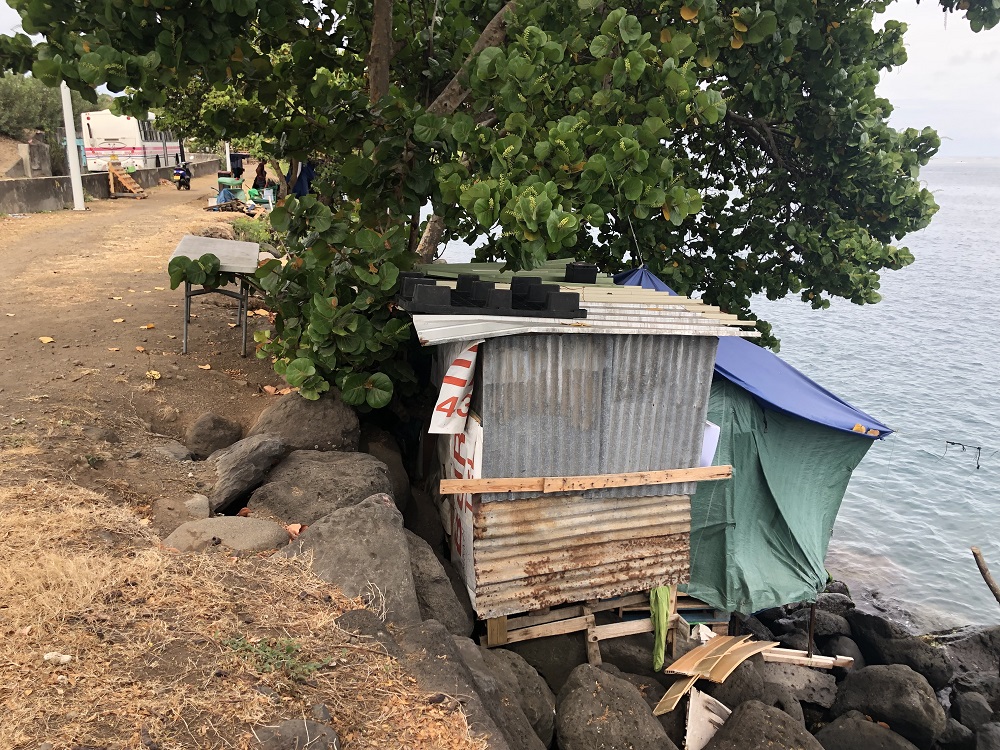 "Ce qui est encore plus dramatique dans cette situation c’est la présence d’enfants dans ces taudis et tout cela sans qu’aucune autorité communale ou territoriale ne s’en émeuve", a insisté James Heaux, élu Tahoeraa, jeudi dernier lors d'une séance à l'assemblée.