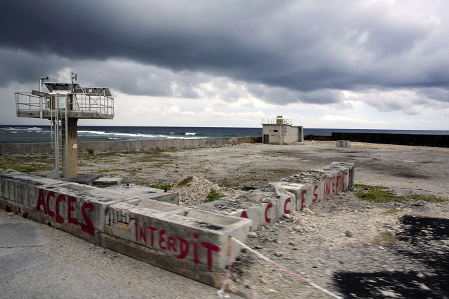 Sur l'atoll de Moruroa les installations militaires sont toujours en place et une surveillance du site (à la fois pour mesurer le risque radiologique et géomécanique) est assurée par l'armée depuis la fin des essais nucléaires. (Photo AFP/Greg Boissy)