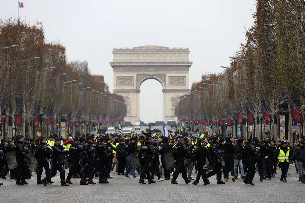 Fronde des policiers: appels à une grève du zèle, l'exécutif met la main à la poche