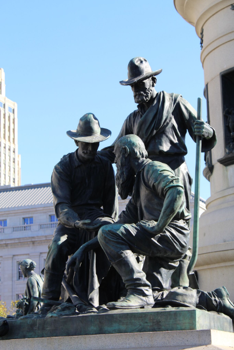 C’est la ruée vers l’or (sur notre photo un bronze du centre administratif de San Francisco commémorant ce moment de l’histoire californienne) qui amena Joshua Abraham Norton à San Francisco pour tenter sa chance dans les affaires.