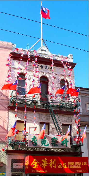 L’empereur des Etats-Unis vit arriver en 1848 les trois premiers Chinois à San Francisco. Comme lui, ils étaient attirés par ce qu’ils surnommaient « la montagne d’or » découverte par hasard le 24 janvier 1848.