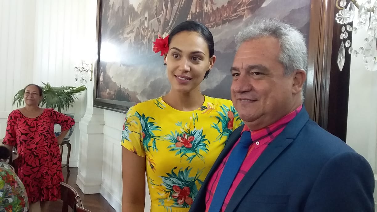 Hinarere Taputu, aux côtés du ministre de la Culture