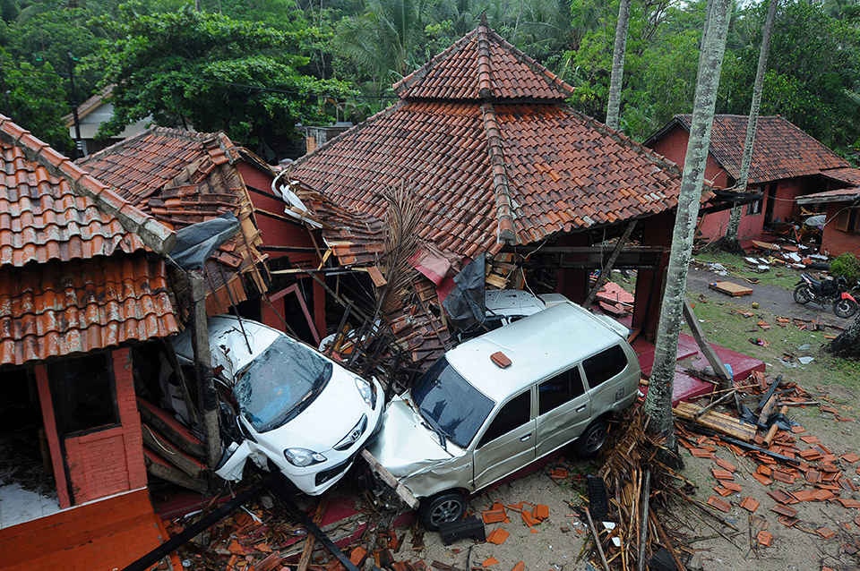 Indonésie: plus de 220 morts après un tsunami "volcanique"