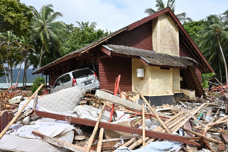Tsunami en Indonésie: recherche de survivants, le bilan grimpe à 373 morts