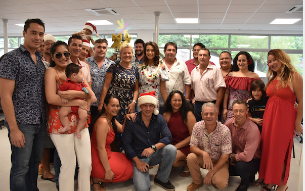 L'équipe de Fenuacom entoure Miss France 2019 lors de sa visite le 24 décembre