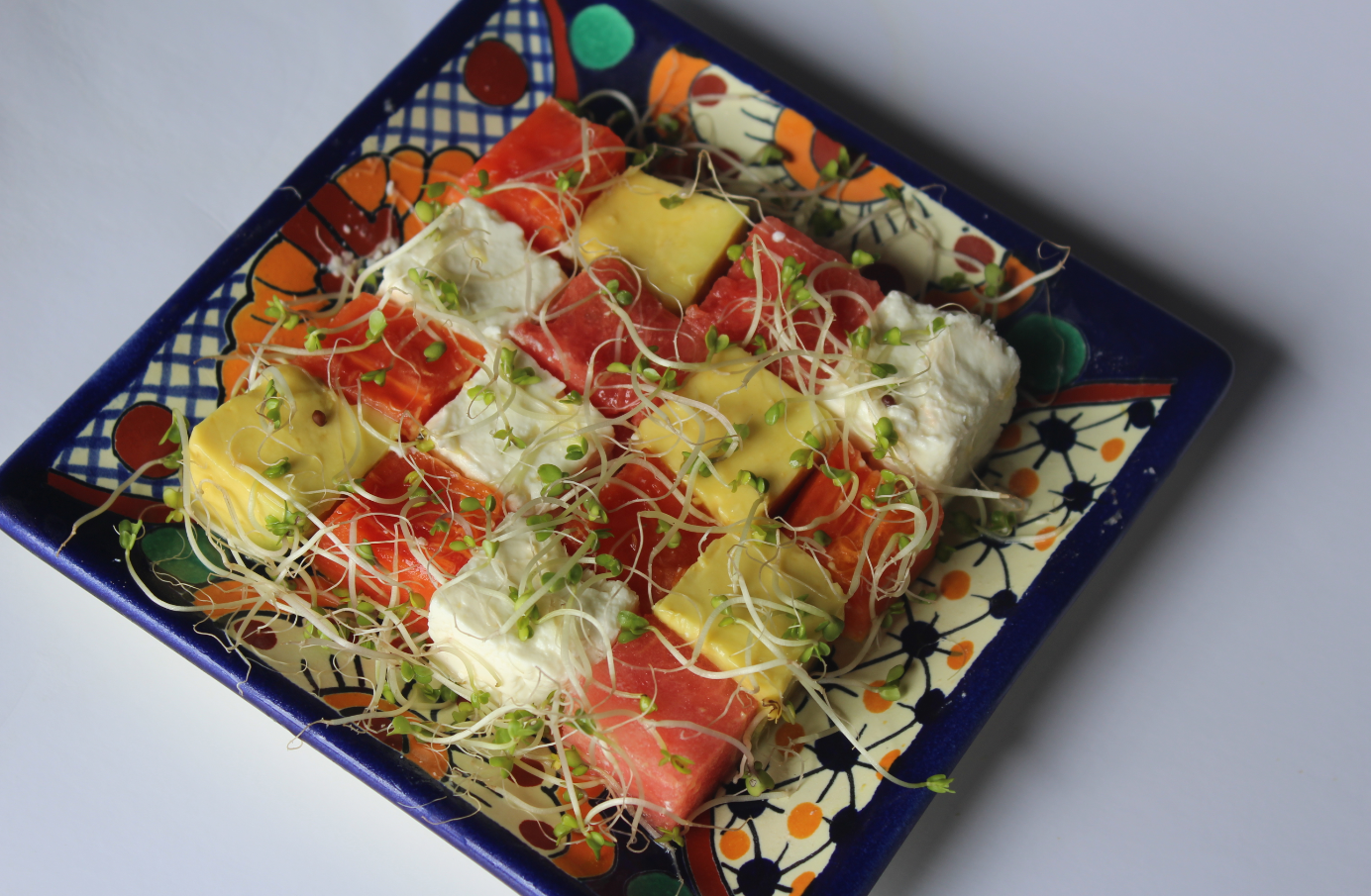 Un damier sucrée-salé qui alterne des morceaux de pastèque, de feta, d'avocat, de papaye.