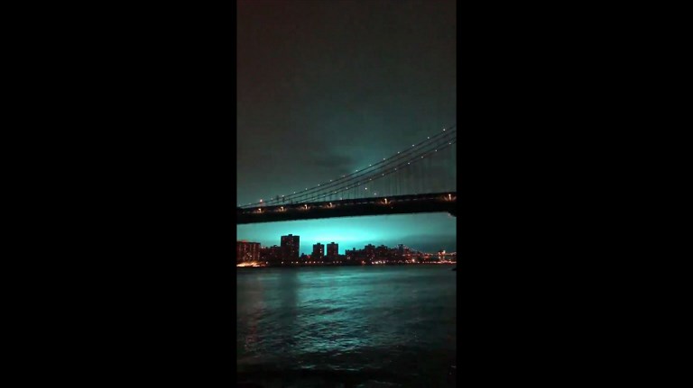 Lumières bleues et rumeurs d'extra-terrestres au-dessus de New York