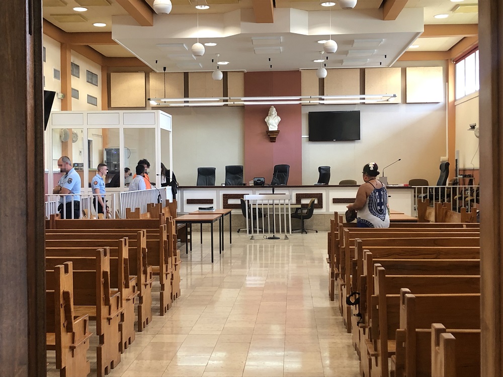 "J'ai essayé de la résonner avec des mots mais ça ne marchait pas. Elle a un caractère difficile. Il faut qu'elle change parce que je ne sais plus comment gérer ses sauts d'humeurs", a indiqué le prévenu à la barre.