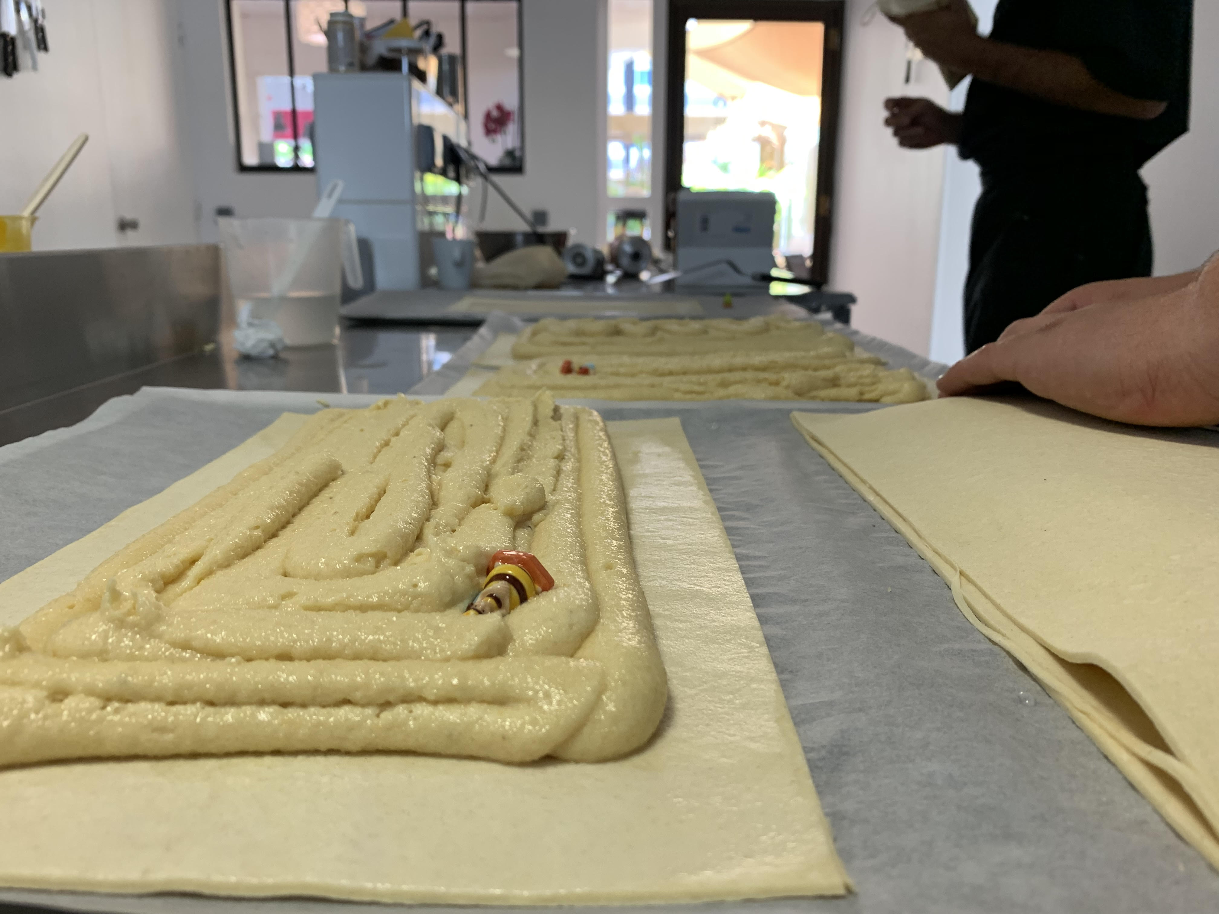 La fève est en forme d'abeille.