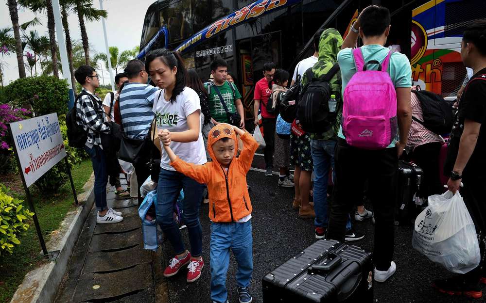 Des centaines de touristes bloqués sur des îles en Thaïlande dans l'attente de la tempête Pabuk