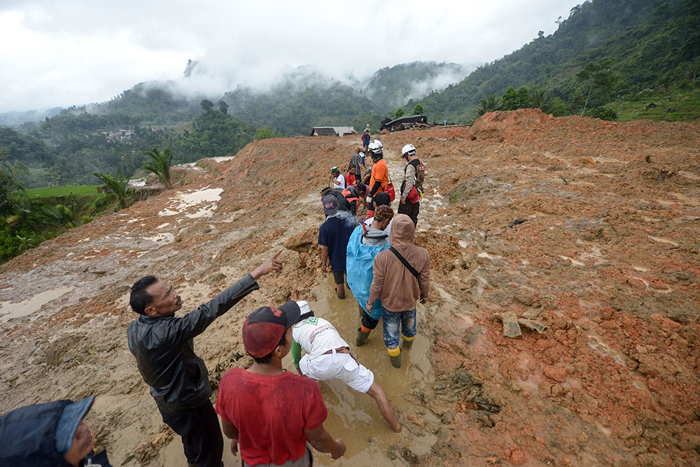 Indonésie: le bilan d'un glissement de terrain porté à 32 morts