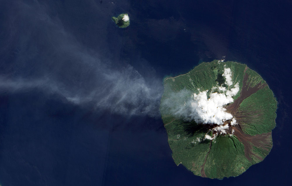 Papouasie: le volcan Manam entre de nouveau en éruption