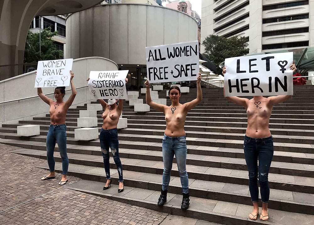 Saoudienne menacée d'expulsion par la Thaïlande: manifestantes seins nus en Australie
