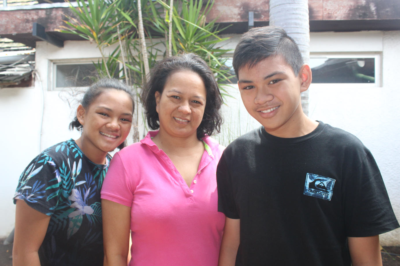 Yolande et ses deux enfants, Hinemanea et Heimarama.