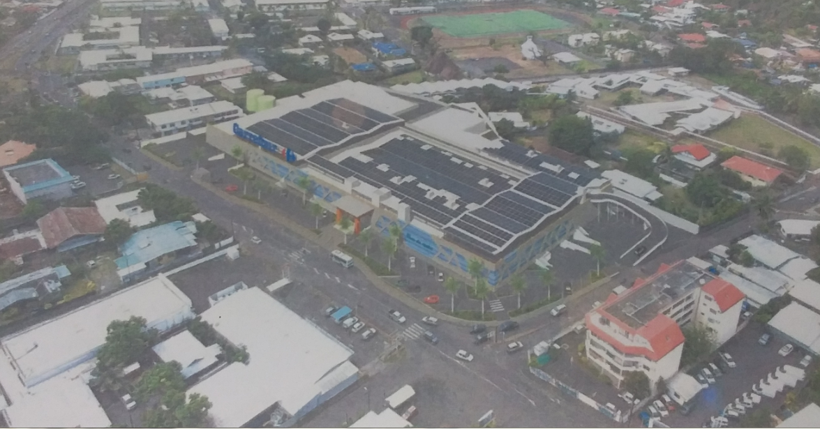 "Le parti architectural est d'unifier l'ensemble des façades sur rue et de les traiter dans un langage dynamique et contemporain avec notamment un système de double peau. Composé d'un bardage ventilé et isolé, il limite les apports solaires", précise l'étude d'impact. "Le mall et l'entrée principale bénéficient de vues sur l'extérieur tout en étant protégées du soleil grâce aux brise-soleil de la façade."