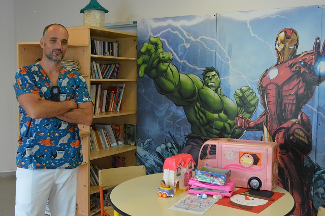 "La présence de l'aquarium et des poissons permettrait de réduire le niveau de stress et d'anxiété des enfants", décrit Stéphane Darteyre, président de l'association Pererau here o te tama.