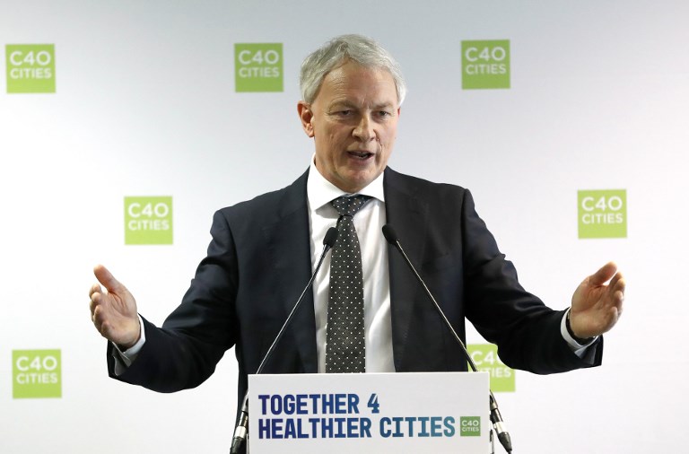 Le maire d'Auckland Phil Goff a mené l'offensive, demandant à la police d'agir. "Ces types sont des ordures. C'est des sangsues", a-t-il dit à la radio locale.