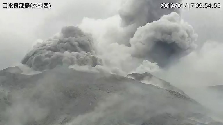 Japon: éruption d'un volcan sur une petite île du sud-ouest