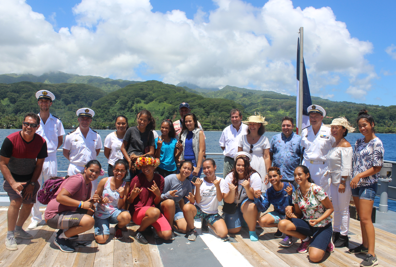 Une petite vingtaine d'élèves de 3e du collège sont montés à bord du bateau ancré dans la mythique baie de Hitiaa à la découverte de la Marine nationale.